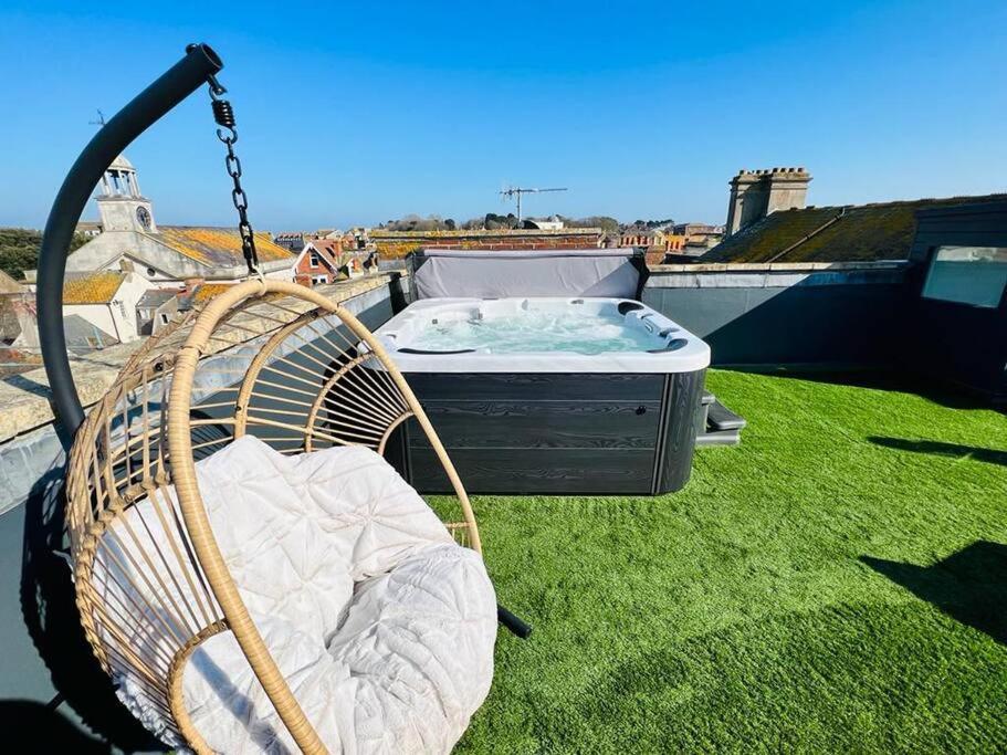 Апартаменты 2 Bed Harbourside Penthouse With Hot Tub & Stunning Roof Terrace Уэймут Экстерьер фото